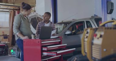 Tamirciler garajda sürdürülebilir maliyeti gözden geçirirken yeşil buji simgesi simgeleri somutlaştırılıyor. Teknoloji, işbirliği, yenilik, endüstri, enerji, verimlilik, takım çalışması