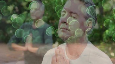 Kamera, güvertede sağlıklı yüzen yeşil halkalı meditasyon yapan bir çifti gösteriyor. Spiritüellik, dinginlik, ahenk, farkındalık, sükunet, doğa, sağlık.