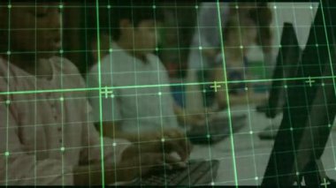 Öğrenci yeşil şebeke olarak yazarken öğretmen laboratuvarda öğrenme rehberliği önerirken ekranı tarıyor. Eğitim, teknoloji, öğrenim, sınıf, akıl hocalığı, gençlik, dijital