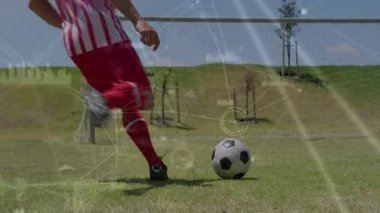 Adam çimenlerin üzerinde futbol topuna doğru koşuyor. Spor antrenmanı için gol atıyor. Kutlama golü. Atletizm, zafer, hareket, açık hava, kararlılık, rekabet, fitness