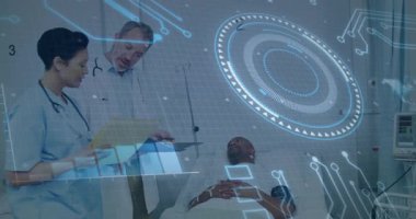 Doktor hayati organları izlemek için not tutarken hemşireler tıbbi kaplamayı başlatıyorlar. Sağlık, teknoloji, tanı, işbirliği, yenilik, tıbbi, klinik