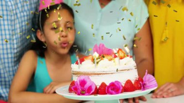 Sarı balonla doğum günü partisi için altın konfeti yağmuru gönderen kız. Kutlama, aile, mutluluk, şen, neşeli, neşeli, dekor