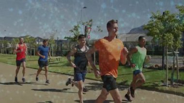 Altı erkek koşucu kareye giriyor. Ampul direğini ve yol verim işaretini geçerek fitness antrenmanına başlıyor. Atletizm, takım çalışması, aktif giysi, açık hava, sağlık, motivasyon, dinamik