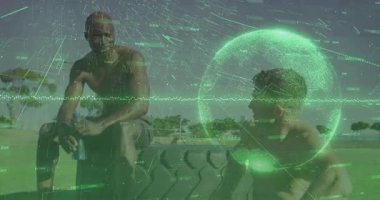 Egzersiz partnerleri su şişesinin vidalarını çıkarırlar, içerler, konuşurlar, lastik sallanmadan önce esnerler. Fitness, kuvvet, yoldaşlık, açık hava, vücut geliştirme, motivasyon, canlılık