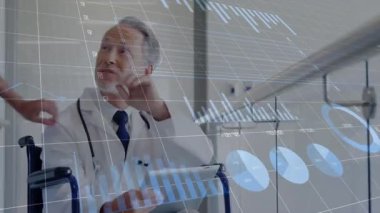 Tekerlekli sandalye doktoru eldivenli eli alıyor, tableti hasta verilerini canlandırmak için kullanıyor. Tıbbi teknoloji, kıdemli sağlık hizmetleri, dijital arayüz, asistan cihazlar, profesyonel destek, sağlık izleme, klinik yenilik