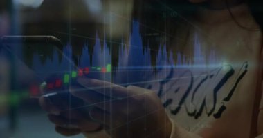 Kadın telefon dinleme, takip eğilimleri için şamdan grafiğiyle şeffaf finans şemasını canlandırma. Teknoloji, analiz, dijital, yatırım, mali, mobil, veri