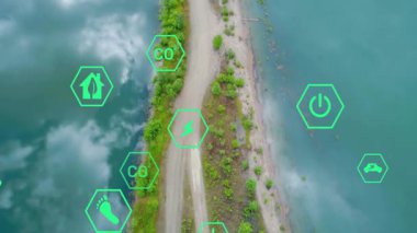 Dar kıyı tükürüğünün üzerinde ortaya çıkan hex simgeleri çevresel verileri görselleştiriyor. Sürdürülebilirlik, yenilenebilirlik, çevre dostu, koruma, iklim, çevre, hava