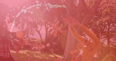 Birkaç kepçeleme, fırlatma, daha fazla yaprak toplama, pazarlama için dönen kalp grafikleri başlatma. Romantizm, neşe, eğlence, doğa, arkadaşlık, neşe, sıcaklık.