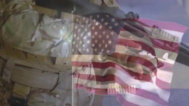 Kamuflaj askeri dolu şarjör seçiyor tüfeği hazırlamak için Amerikan bayrağının altına yerleştiriyor. Ordu, savunma, taktik, silah, silah, hazırlık, disiplin