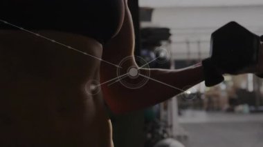 Kas geribildirimi için halteri kaldıran ve ağ düğümleri üreten bayan sporcu. Fitness, strength, digital, technology, workwork, innovation, determination