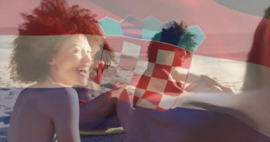 Sahilde sörf tahtası başında oturan üç kadın pazarlama bayrağı gibi sohbet ediyorlar. Sahil, arkadaşlık, eğlence, tatil, canlı, rahat, açık hava.