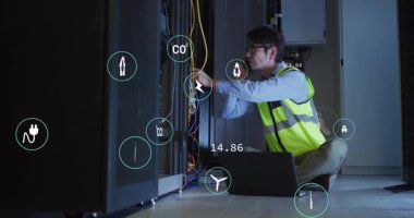 Teknik ekip, izleme kablosunun önünde diz çöküp enerji ikonlarını gösteriyor, akıllı telefon görüşmeleri yapıyor ve boş zamanı garantiliyor. Teknoloji, veri, bağlantı, yenilik, sanayi, mühendislik, ağ