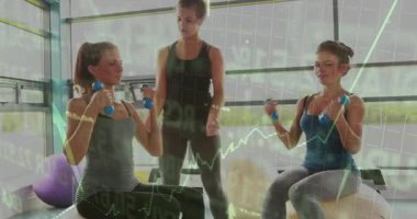 İki kadın, beden eğitimi dersinde iki tane halterli kıvrım hareketi yaparak düzeltme formu hazırlıyor. Spor, güç, antrenman, spor, sağlık, koçluk, motivasyon