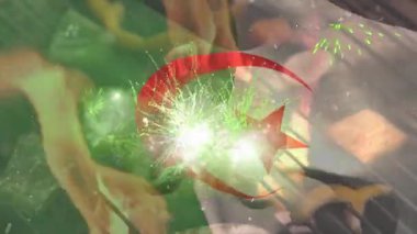 Cezayir bayrağının arkasında havai fişekler patlıyor ve alevler yükselirken sosisler pişiyor. Vatanseverlik, kutlama, aydınlanma, ızgara, gece, şenlik, coşku