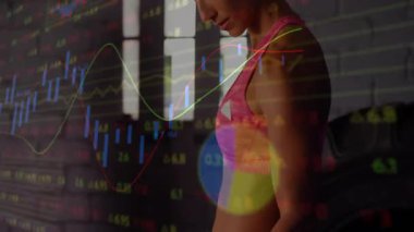 Animasyon veri tabloları aracılığıyla spor salonunun arka planında biseps kıvrımını başlatan antrenör. Fitness, strength, analytics, training, health, determination, motive