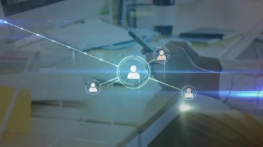 Masa başında akıllı telefonu tutan bir kadın 3D ağı çalıştırarak iş bağlantısını görselleştiriyor. Teknoloji, bağlantı, dijital, ağ, iletişim, çalışma alanı, yenilik