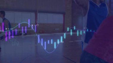 Mavi-beyaz oyuncu top sürüyor ve teknik gösteride çift takım arasında iz sürmek için arıyor. Spor, basketbol, rekabet, atletizm, takım çalışması, antrenman, dinamik