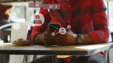 Kırmızı ekose gömlekli bir adam sosyal medya dalgalanması gösteren ağ simgeleri yayıyor. Teknoloji, bağlantı, dijital, iletişim, ağ, yaşam tarzı, modern