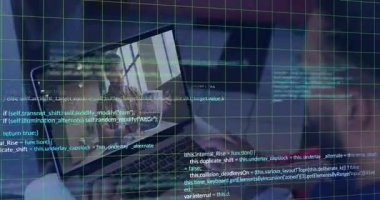 Bilgisayarı açan adam uzaktan kumandalı arama ızgarasına başlıyor. Ekran örtülü eller üzerinde kod oluşturuyorlar. İşbirliği, teknoloji, dijital, iletişim, çalışma alanı, modern, programlama