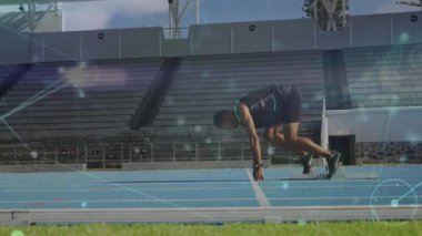 Sprinter spor pistinde diz çökmüş, sinyal vermek için tepki veriyor ve sprint 'e doğru gidiyor. Atletizm, rekabet, dayanıklılık, hız, eğitim, performans, dinamik