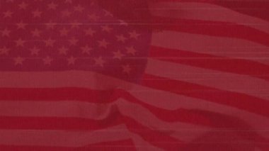 Ekranda Amerikan bayrağı sallanıyor, soluyor, onuncu kareyi katı kırmızı alanda eritiyor ve değişimi gösteriyor. Vatanseverlik, sembolizm, geçiş, parıltı, hareket, canlı, dijital
