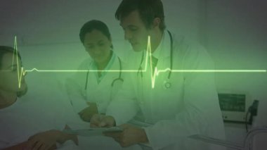 Klinikte ekokardiyogram dalgalanması ve doktor raporları yazıp hastaya sonuçları açıklıyor. Tıbbi, sağlık, tanı, klinik, profesyonellik, teknoloji, takım çalışması