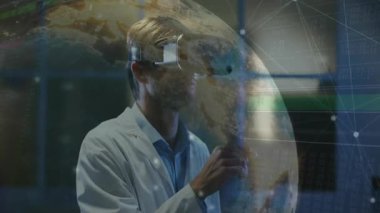 Bilim adamı laboratuvarda VR kulaklığı takıyor ve yüzen ağ düğümleriyle holografik küreyi analiz ediyor. Gelecekçi, yenilikçi, teknoloji, dijital, sürükleyici, arayüz, veri