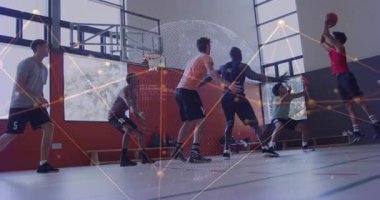 Altı basketbolcu koç pasına kavuşuyor ve atlama denemeleri için savunma manevrası yapıyor. Atletik, takım çalışması, odaklanma, yoğunluk, eğitim, hareket, strateji