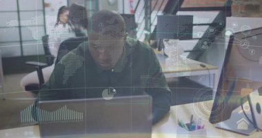 Dijital veri örtülerine tepki veren ve görevdeki analizler için grafikleri değiştiren profesyonel bir erkek. Teknoloji, veri, yenilik, işbirliği, modern, üretkenlik, analitik