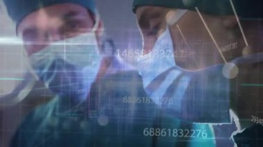 İki cerrah tıbbi ekranın üzerine eğilip holograma başlıyor ve veri yönlendirme ameliyatını analiz ediyor. Tıbbi, sağlık, teknoloji, yenilik, işbirliği, fütürizm, kesinlik