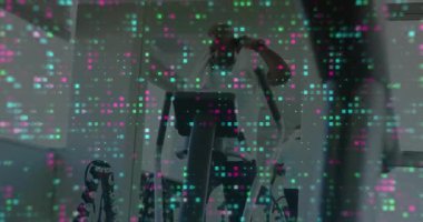 Adam spor salonuna giriyor, eliptik basıyor ve pedal çeviriyor. Sonra da spor yapmak için susuz kalıyor. Fitness, motivasyon, kardiyo, sağlık, güç, sağlık, modern