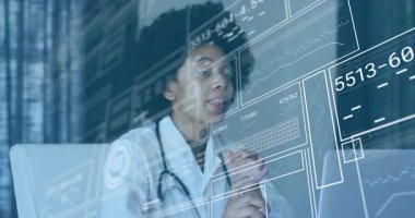 Doktor duruşu düzeltiyor ve ceketi düzeltiyor, veri incelemesi için dijital tıbbi tabloları çağırıyor. Tıbbi, teknoloji, yenilik, sağlık, veri, dijital, profesyonel