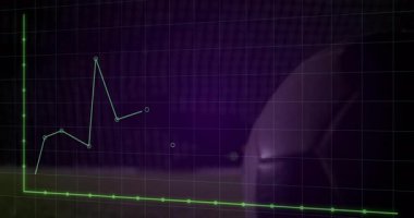 Mor şebeke üzerinde yeşil spor çizelgesinde zirveler başlıyor. Top yuvarlanan top tutucu dalış yapıyor ve dur atışı yapıyor. Dinamik, atletizm, dijital, spor, rekabet, hareket, stadyum