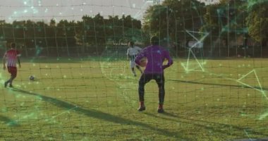 Hücum oyuncusu hücum ederek hücum ediyor. Teknik olarak takım arkadaşı üst üste biniyor. Koşu ve kaleci kayıyor. Spor, rekabet, atletizm, takım çalışması, eylem, açık hava, strateji