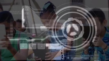 Arkadaşlar çimenlikte salıncakta sallanan ekrana vuruyor, teknoloji için görüntü kodlarını HUD ile örtüyor. Çocuklar, dijital, modern, teknoloji, yenilik, açık hava, eğlence