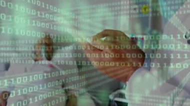 Kıdemli hekim önlüklü hastaya bakıyor sonra da ikili kodlu kayıtlar için tableti tarıyor. Tıbbi, sağlık, dijital, teknoloji, veri, profesyonel, danışma