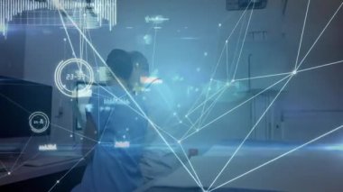 Doktor muayene için grafikleri gösterirken ve yönlendirirken hemşire verileri gözden geçiriyor. Medtech, collaboration, teletıp, data analizi, dijital sağlık, profesyonel takım çalışması, tıbbi teknoloji