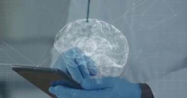 Eldivenli doktor tıkırtısı tableti döndürerek beyin hologramına neden oluyor ve stetoskobu analiz için açığa çıkarıyor. Tıbbi, yenilik, fütüristik, teknoloji, sağlık, bilimsel, dijital