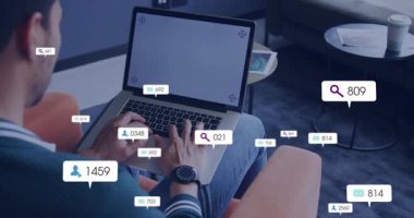 Lobide dizüstü bilgisayarı yazan adam bildirim baloncukları üretiyor ve pazarlama ölçümlerini gösteriyor. Dijital, iletişim, teknoloji, üretkenlik, modern, çalışma alanı, ağ