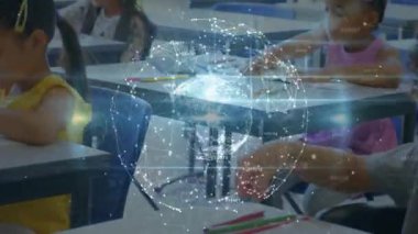 Sınıfta dönen hologram küresi çizim yaparken renkli kalemler kullanan kızlara ilham veriyor. Eğitim, teknoloji, yenilik, yaratıcılık, öğrenme, gençlik, canlılık