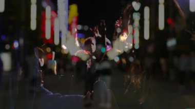 Sokakta küresel küreyi uzatan iki arkadaş, pazarlama için üstüste bindirilmiş kulüp dansçılarını aktifleştiriyor. Şehir, gece hayatı, parti, canlı, enerji, eğlence, kutlama