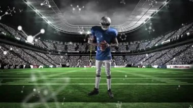 Futbolcu telefona bakarken sahaya giriyor sonra moleküler grafiklerle ısınmaya başlıyor. Sporcu, stadyum, performans, hareket, teknoloji, fitness, görselleştirme