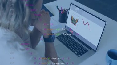NFT sayfası, kadın dizüstü bilgisayarı incelerken güvenlik kodunun kelebeklerle örtüldüğünü gösteriyor. Teknoloji, siber güvenlik, dijital sanat, programlama, yenilik, profesyonel, modern