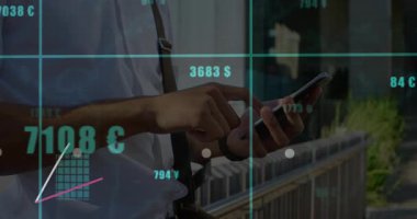 Terasta akıllı telefonları dinleyen ve yukarı doğru yükselen animasyon finans tabloları üreten bir adam. Teknoloji, analitik, veri, finans, yatırım, ticaret, yenilik