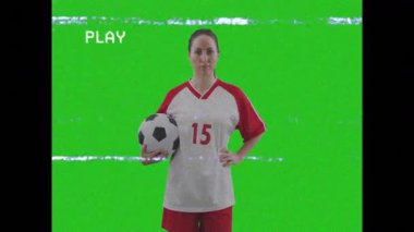 PLAY kaplamalı top tutan bayan futbolcu spor pazarlaması için tarama işlemini başlatıyor. Sporcu, spor, performans, dijital, gelecekçi, hareketsiz, canlı