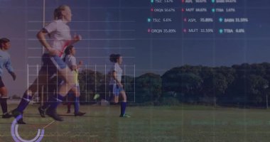 Koç başlama işareti veriyor ve bayan futbolcular analitik izleme ölçümleri ile koşuyorlar. Atletik, takım çalışması, performans, dijital arayüz, fitness, açık hava, modern