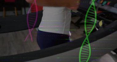 Fitness koşucusu, koşu bandı konsolunu hızlandırıyor, kolları DNA iplikleriyle aydınlatıyor, veri gösteriyor. Atletik, kardiyo, sağlık, motivasyon, teknoloji, modern, canlılık