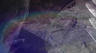 Çok renkli bant sağ üst tarafa doğru sürükleniyor, saat parçası ortaya çıkıyor ve zamanı gösteriyor. Soyut, dokulu, aydınlatma, zaman, bozulma, katmanlı, sanatsal