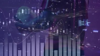 Mor arka planda akıllı telefonu dinleyen bir işadamı, finansal tabloları güncelleyip yerleşmeye neden oluyor. Finans, teknoloji, dijital, modern, analitik, yatırım, kentsel