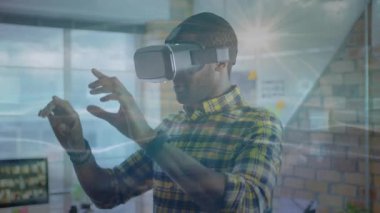 Teknik demo için VR kulaklıkla ofise giren adam menüde gezinmek için paneli aşırıyor. Teknoloji, yenilik, dijital, fütüristik, çalışma alanı, ağ arayüzü